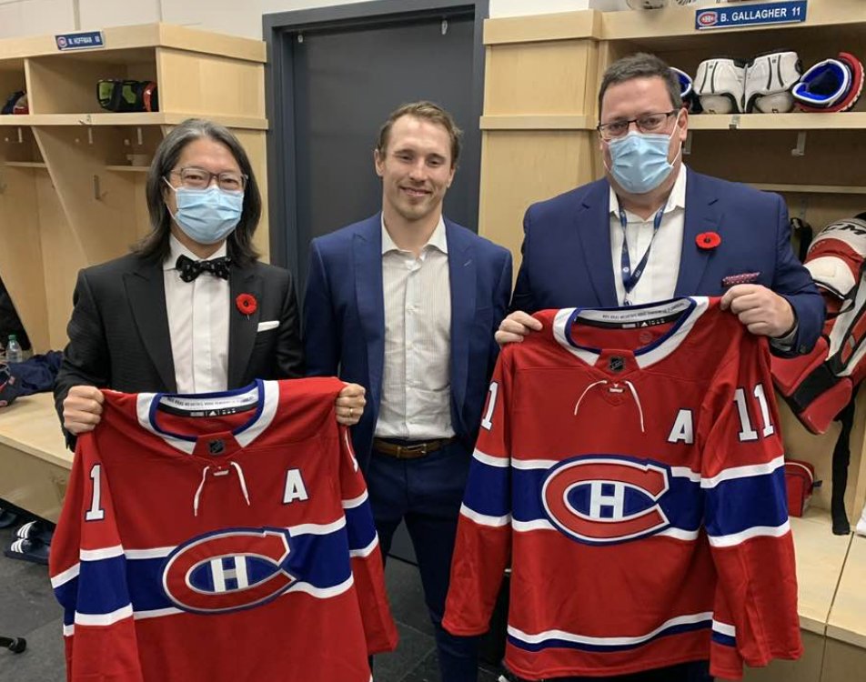 StuCowan1's tweet image. Before presenting John Lu @JohnLuTSNWpg and Dan Robertson @DanRTSN with autographed #Habs sweaters after morning skate, Brendan Gallagher said with a smile: "I'm going to miss you guys ... now I got to put up with all these other (media) guys." Classic Gally. #HabsIO