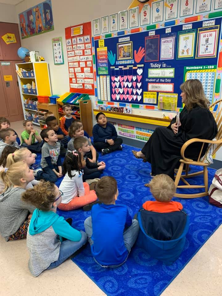 ILJudgesAssoc's tweet photo. Judge Amanda Byassee Gott, 1st Judicial Circuit, participates in IJA's #PageItForward program each year speaking at area schools. “It is always such a pleasure to read to the children of our community as part of this program. I highly encourage every Judge to participate." https://t.co/XY1qkSwLM5