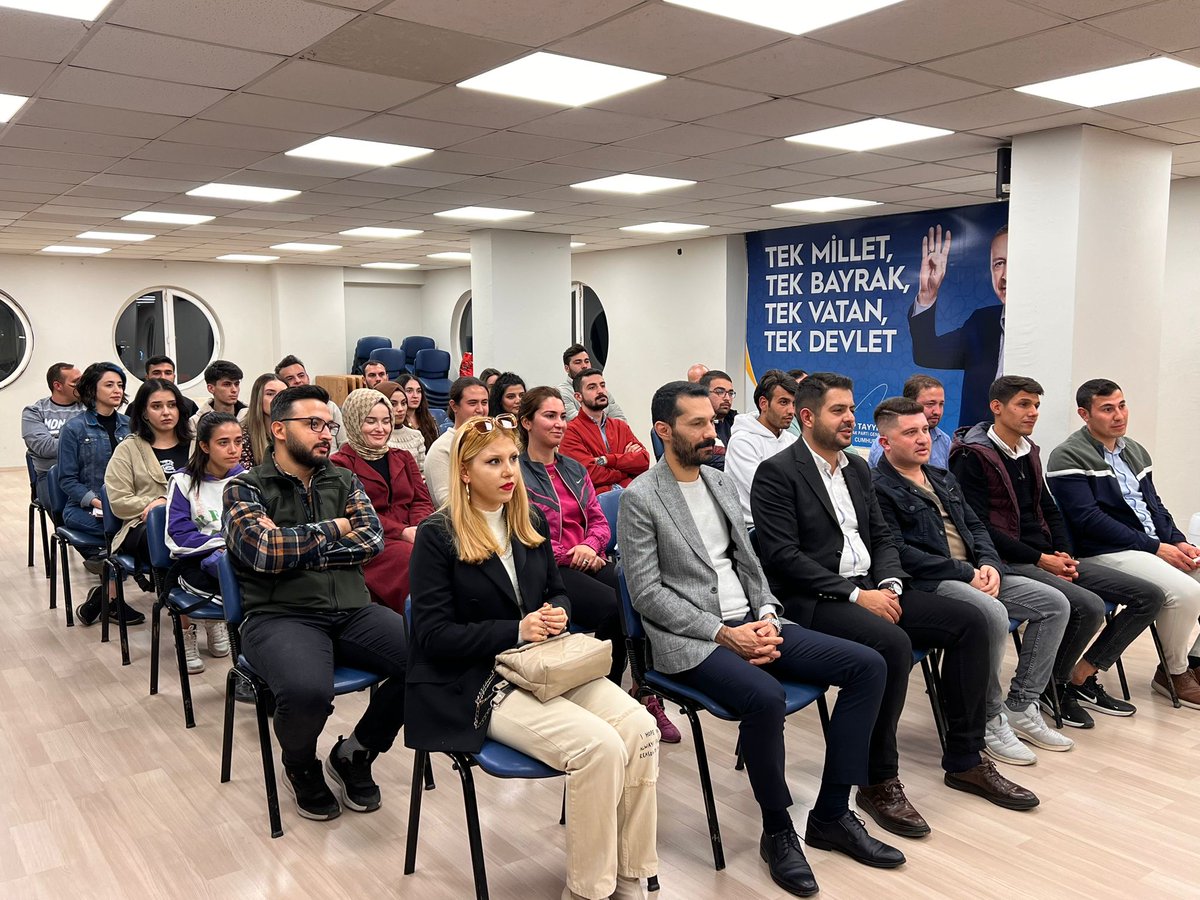 akgnconikisubat's tweet photo. 🤍Büyük bir heyecanla çıktığımız yolumuzda, yine bir aradayız, yine tek yüreğiz, yine AK Genciz😎

✍️Haftalık Olağan Yönetim Kurulu Toplantımızı, Onikişubat Gençlik Kolları Başkanımız @SelcuksinanAK başkanlığında yönetim kurulu üyelerimiz ile birlikte gerçekleştirdik.💪 https://t.co/hGK5Hx1kf6