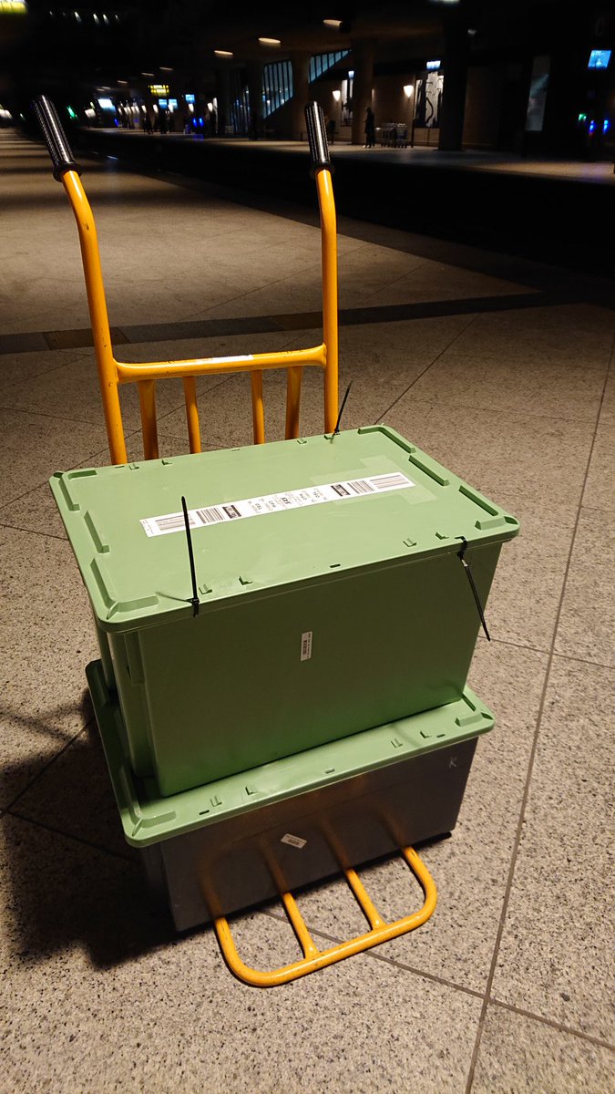 Returning to @LundGeology from Copenhagen airport after having picked up 50 kg samples from the Svalbard #Cryocarb expedition - raised beaches waiting to be dated <a href="/LundLum/">Lund Luminescence</a>. Thanks <a href="/SchomackerAnder/">Anders Schomacker</a> for timely delivery!