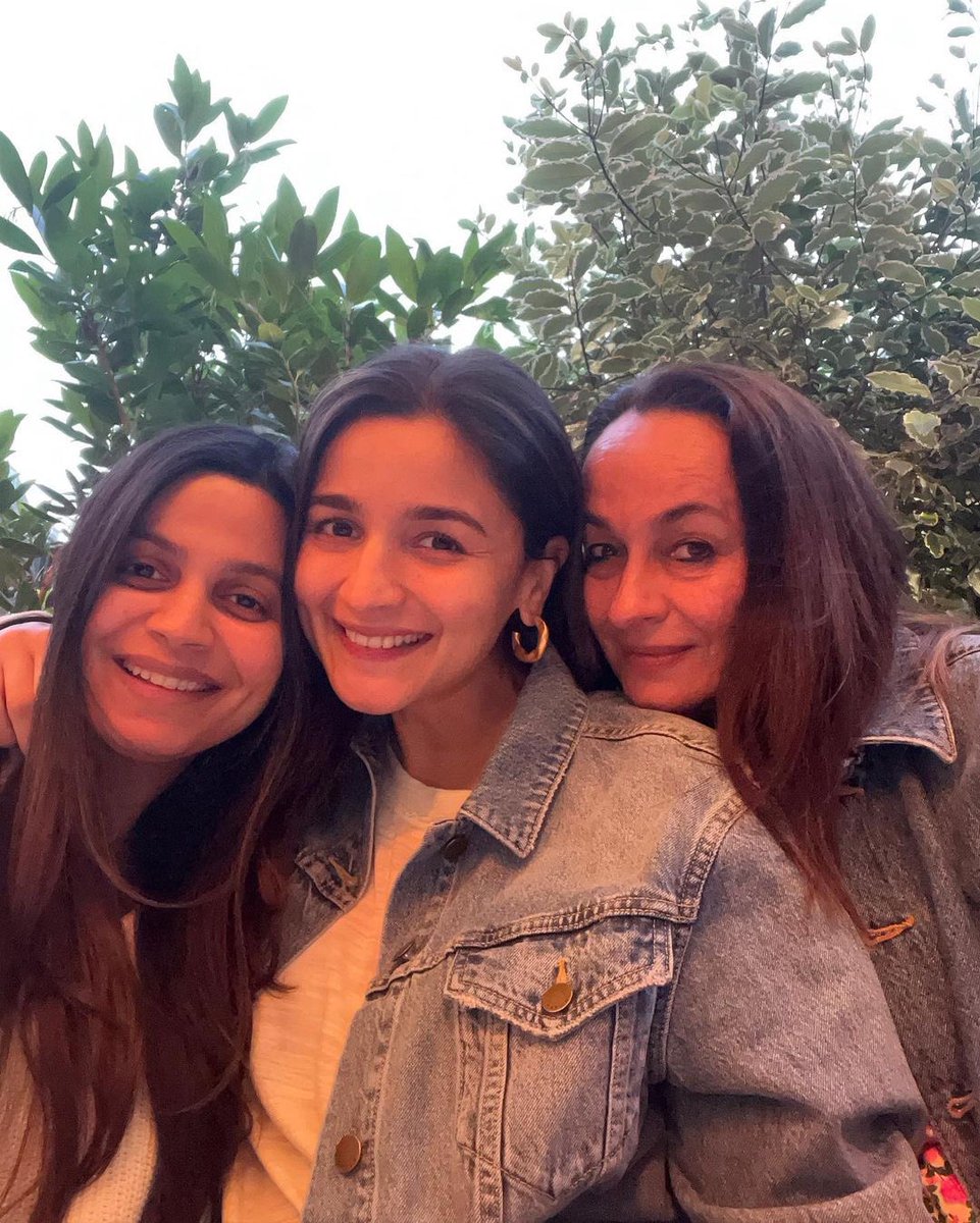 Wild Buzz (@wildbuzz4) on Twitter photo Bollywood Update:
<a href="/aliaa08/">Alia Bhatt</a> shares a cute pic with her sister and mom
#aliabhatt #aliaranbir #ranalia #aliabhattfans #shaheenbhatt #soniarazdan #mom #momtobe #bollywood #brahmastra
<a href="/AliaTeam/">Alia Bhatt fanclub</a> <a href="/AliaBhattCafe/">Alia Bhatt's Cafè</a> @aliabhattxfans Bollywood Update:
<a href="/aliaa08/">Alia Bhatt</a> shares a cute pic with her sister and mom
#aliabhatt #aliaranbir #ranalia #aliabhattfans #shaheenbhatt #soniarazdan #mom #momtobe #bollywood #brahmastra
<a href="/AliaTeam/">Alia Bhatt fanclub</a> <a href="/AliaBhattCafe/">Alia Bhatt's Cafè</a> @aliabhattxfans