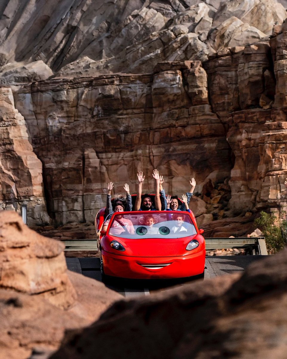 Diviértete con toda la familia el fin de semana en Disneyland California, a 1 hora y media de <a href="/visitsandiego/">San Diego</a> , cruzando a través del <a href="/CrossBrdrXpress/">Cross Border Xpress</a>  

Nuestros expertos en el #CaliforniaWelcomeCenter te ayudarán a planear tu viaje perfecto.
--
📷: todd.e.kemp /mickeys_treats