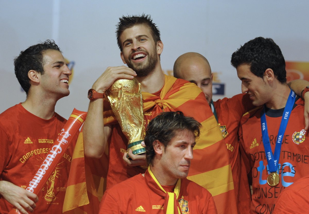¡La foto habla por sí sola! 🏆🇪🇸

Felicitaciones por una carrera llena de éxitos, <a href="/3gerardpique/">Gerard Piqué</a>. ¡Lo mejor para ti en esta nueva etapa, campeón! 👏