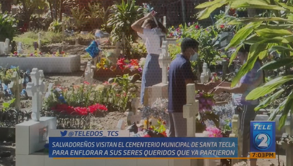 teledos_tcs's tweet photo. #NotaTL2 | El 2 de noviembre, Día de los Fieles Difuntos, cientos de salvadoreños llegaron al cementerio Municipal de Santa Tecla para recordar y llevar flores a la tumba de sus seres queridos. @WendyTCS no amplía.

📺: https://t.co/fHaBdAw51u https://t.co/lS3M8dDOAz