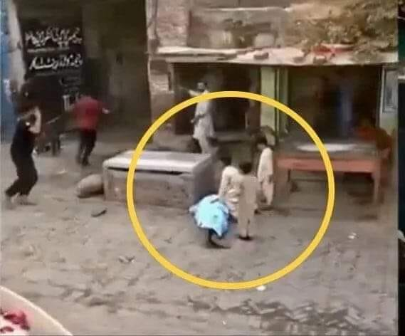 ہم چاہیں بھی تو اس تصویر کا درد نہیں محسوس کر سکتے ۔۔۔ فائرنگ اور بھگڈر کے دوران سیدھی گولی لگنے سے موقع پر ہی شہید ہونے والا شخص ۔۔۔ جس کے پاس اسکے تین بچے کھڑے ہیں ۔۔۔ 😢
#neutrals 🖐️
 #ریڈ_لائن_کراس_ہوگئی