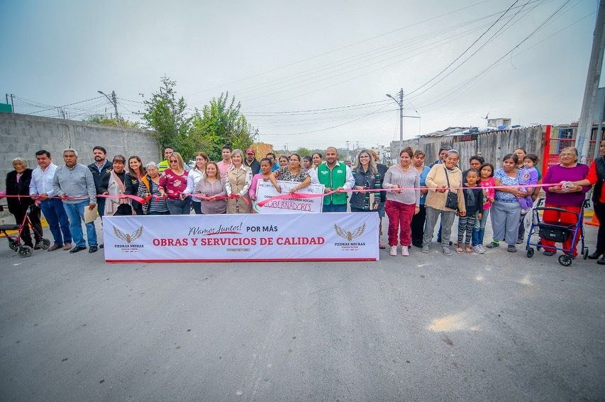 normaltrevino's tweet photo. Hoy entregamos 10 calles pavimentadas y banquetas en la colonia Gobernadores, con el apoyo del Ing. @mriquelme, Gobernador del Estado, a través  del programa “Mejora Coahuila” que dirige @manoloj , Secretario de Inclusión y Desarrollo Social. 🇲🇽 https://t.co/3Aerc9JzbU