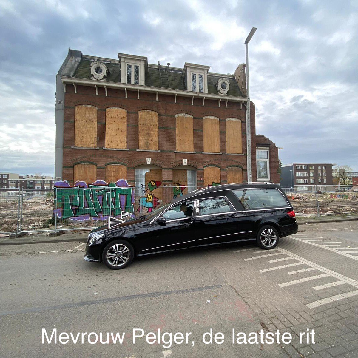 Druk bezochte uitvaart van mevrouw Pelger🥲De mooie toespraak van haar zoon is terug te lezen. Zie bijgevoegde link <a href="/rechtopdestad/">Recht op de stad</a> <a href="/tweebosbuurt/">Tweebosser</a> @socialehuur <a href="/pompenburger/">Stop sloop Pompenburgflat</a> <a href="/EllenVerkoelen/">Ellen Verkoelen</a>
kjonker.blogspot.com/2022/11/in-mem…