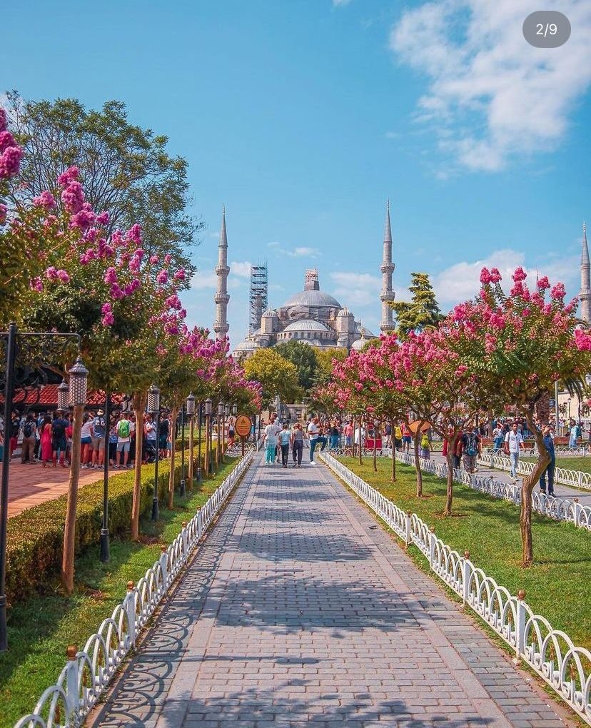 İnsan çokça emel ve bir tek eceldir...