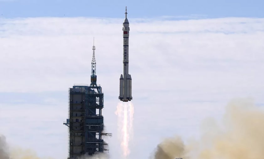 ⏺Dünya gündemi yine Çin’in fırlattığı bir roketin Dünya’ya düşecek olmasıyla çalkalanıyor. 

23 tonluk bir roket gövdesinin (yaklaşık 10 katlı bir bina büyüklüğünde) yarın veya cumartesi günü düşmesi bekleniyor. 

😐Üstelik nereye düşeceği hala belirsiz.