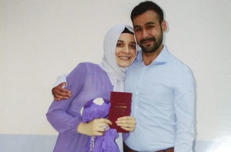 Komedi filmi gibi.<a href="/adalet_bakanlik/">T.C. Adalet Bakanlığı</a> bir sevk sorununu çözemiyor. 2018'de düğün hazırlığı yaparken gözaltına alınan Mustafa-Betül Koç, üç yıldır aynı cezaevinde kalmak için uğraştı ama yolları yine ayrıldı. Mustafa Rize'de, Betül Kepsut'ta tutuklu.

KHKlar YüzyılınUtancıdır