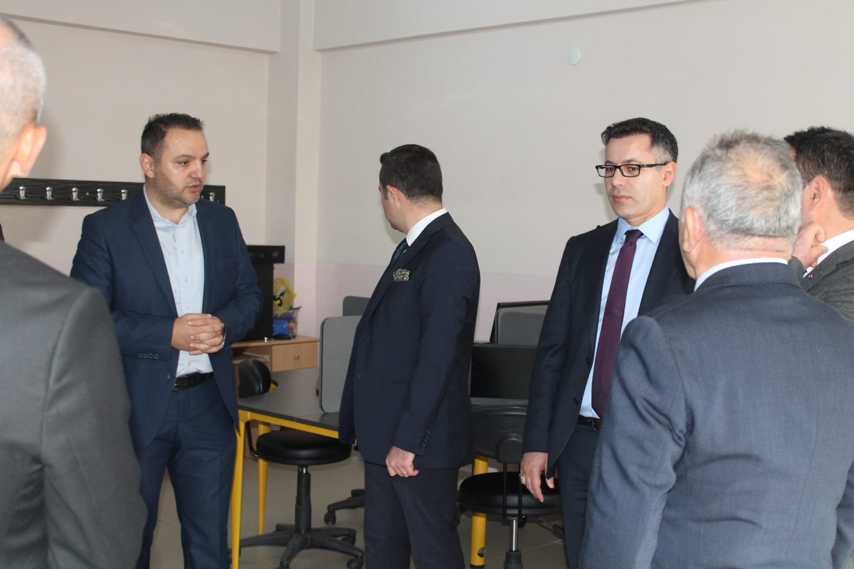 TurksevenCem's tweet photo. Mesleki Eğitimde 1000 Okul Projesi kapsamında okulumuzda kurulan kütüphane, bilişim sınıfı ve bütünleşik laboratuvarın açılışını Sayın Kaymakamımız Ünal KOÇ ve daire amirlerinin katılımı ile gerçekleştirdik. Emeği geçenlere teşekkür plaketlerini takdim ettik. https://t.co/NfTsPB62jG
