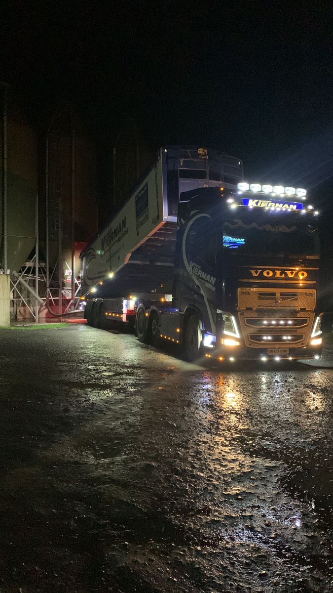 The dark mornings and evenings are here 🌚   
.
Conor our driver delivering some feed to Co. Carlow. 🐖🐥🐓🦃🐄🐑🦙🐕
.
#deliveringqualityanimalfeeds