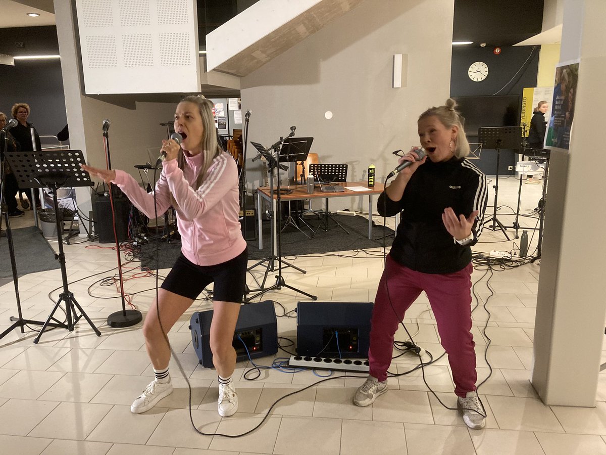 utueducation's tweet photo. Tiedekunnassamme tehtävää tutkimusta, kehittämishankkeita ja opetusta esittelevä #EduFall huipentui oman väen musiikkiesityksiin. Tanssien osoitettiin rakkautta keväällä 130 vuotta täyttäneelle @Turun_Norssi’lle. Illan huipensi PuuhaPirkko alias @MirvaHeikkila ja SuperMaria. https://t.co/2UmHg1Y6sf