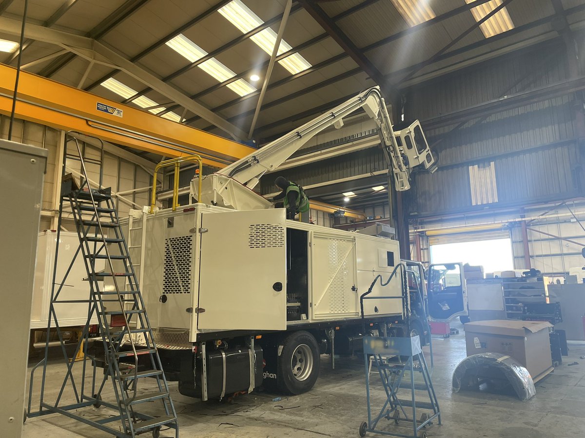 One of our hugely impressive and pioneering #Tyrone engineering firms <a href="/MALLAGHAN_GROUP/">Mallaghan</a> had a visit from <a href="/chhcalling/">Chris Heaton-Harris</a> this morning. 
He heard at first hand how they had to innovate to stay ahead of competitors and how the protocol is enabling their business.