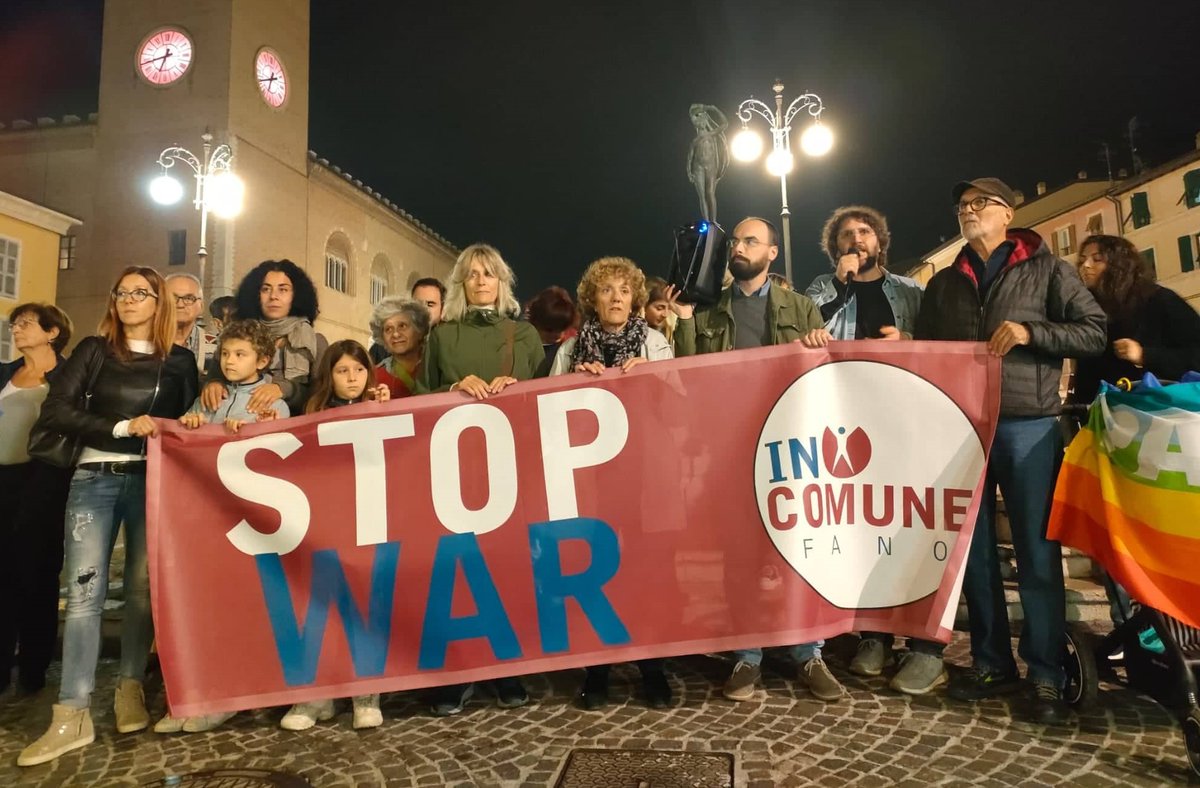 Mascarin_2014's tweet photo. ☮ Questa sera come #FanoInComune abbiamo rilanciato, con un #flashmob in Piazza XX Settembre a #Fano, le ragioni della #solidarietà e della partecipazione alla grande manifestazione nazionale in programma sabato 5 novembre a Roma ✊ https://t.co/kS82IusVPH