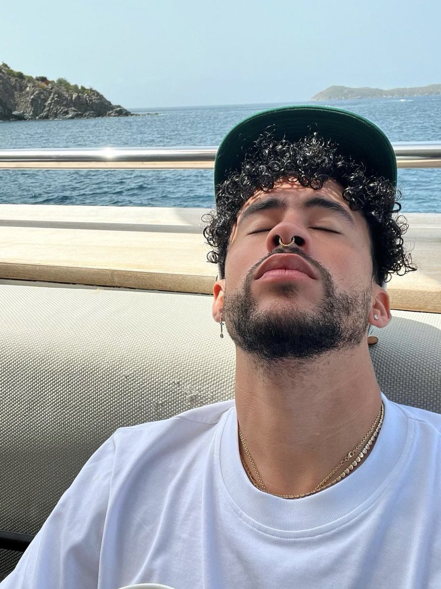 Hot Dudes Good Mood 🇺🇦 on Twitter "RT badbunnyfiles bad bunny"