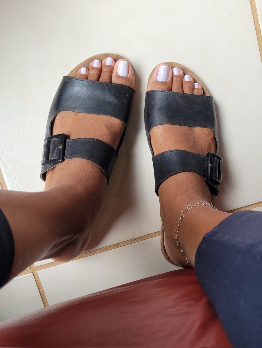 Queenlauraaz's tweet photo. Com as unhas um pouco mais curtas. https://t.co/wIYcKttKF9