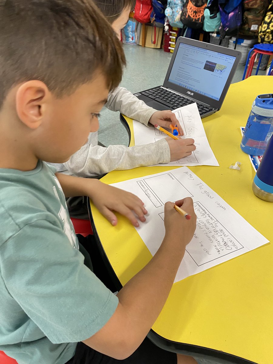 MVS_MrFont's tweet photo. Creating digital presentations to teach about different U.S. landmarks and symbols. Thanks for sharing Mrs. Gembarski. #TeamThirdGrade #MVSRoom21 https://t.co/HOOz39M71m