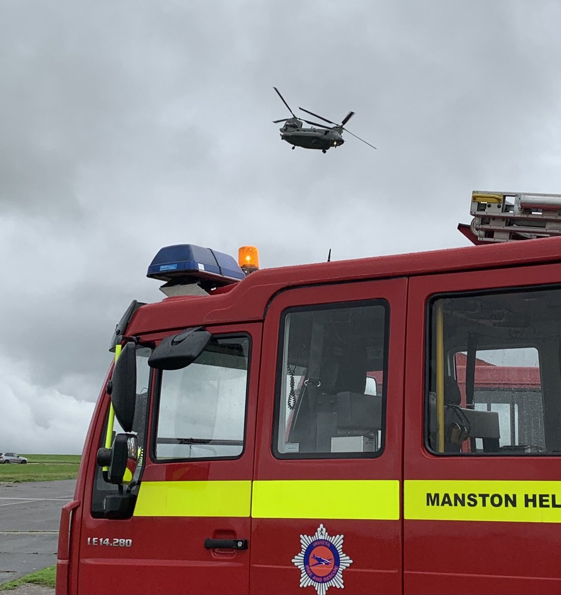 Something a bit different today… #wokkawokka #chinook #ch47 #firefighter #boeingchinook #aviation #helicopter #heliportfire #aviationfire #aviationfirefighter #fire #firerescue #mantrucks #fireservice #fireandrescueservice #firecover #helicopterphotos #eventfirecover #arffs