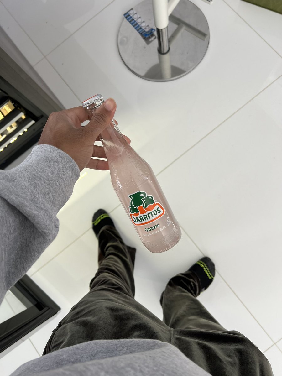 DemetriusHarmon's tweet photo. this flavor taste like they took pussy juice, carbonated it and bottled https://t.co/G4U7WzQZHN
