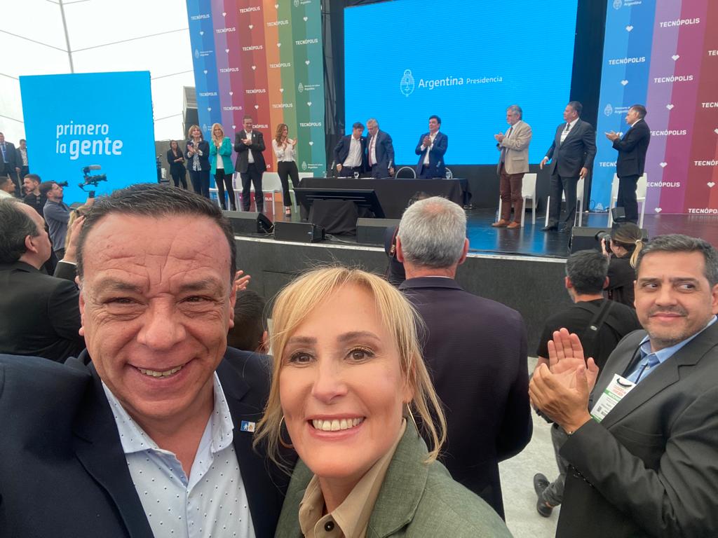 Osvaldo Cáffaro (@caffaroosvaldor) on Twitter photo Junto a <a href="/silvinagvirtz/">Silvina Gvirtz</a>, de <a href="/EducacionAR/">Ministerio de Educación de la Nación Argentina</a>, en la Expo Congreso "Ciudades para Vivir Bien", inaugurada por el Pdte. <a href="/alferdez/">Alberto Fernández</a>, <a href="/Kicillofok/">Axel Kicillof</a> y <a href="/FerEspinozaOK/">Fernando Espinoza</a>, pdte. de <a href="/FAMdeArgentina/">FAM</a>. Es necesario discutir el rol de los gobiernos locales en un mundo de ciudades cada día más complejo. Junto a <a href="/silvinagvirtz/">Silvina Gvirtz</a>, de <a href="/EducacionAR/">Ministerio de Educación de la Nación Argentina</a>, en la Expo Congreso "Ciudades para Vivir Bien", inaugurada por el Pdte. <a href="/alferdez/">Alberto Fernández</a>, <a href="/Kicillofok/">Axel Kicillof</a> y <a href="/FerEspinozaOK/">Fernando Espinoza</a>, pdte. de <a href="/FAMdeArgentina/">FAM</a>. Es necesario discutir el rol de los gobiernos locales en un mundo de ciudades cada día más complejo.