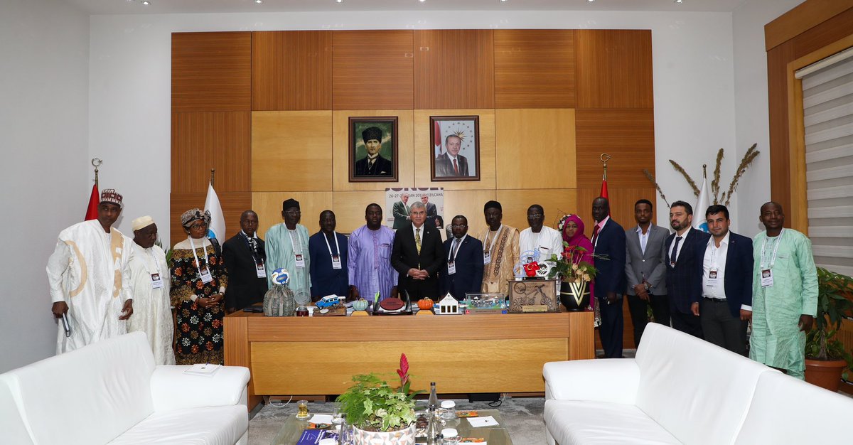 Somali ve Kamerun’dan gelen heyetleri ağırladık.

Misafirlerimiz ile Seracılık Mükemmeliyetçilik Merkezi’mizi ziyaret ettik ve hayata geçirdiğimiz tarım projelerini anlattık.