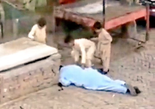 haseebkhanniazi's tweet photo. My heart is broken for the kids trying to "wake up" their father, who died trying to stop the killer.
Politics will go on, people will forget about them after a few days but these unfortunate kids will bear this trauma for the rest of their lives.
#Firing #ImranKhan #attackonIK https://t.co/feLTO7i7Jw