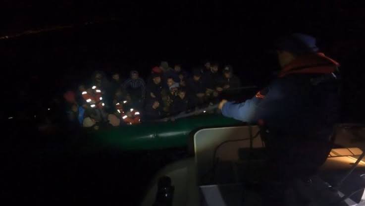 Kuşadası açıklarında 74 düzensiz göçmen kurtarıldı.