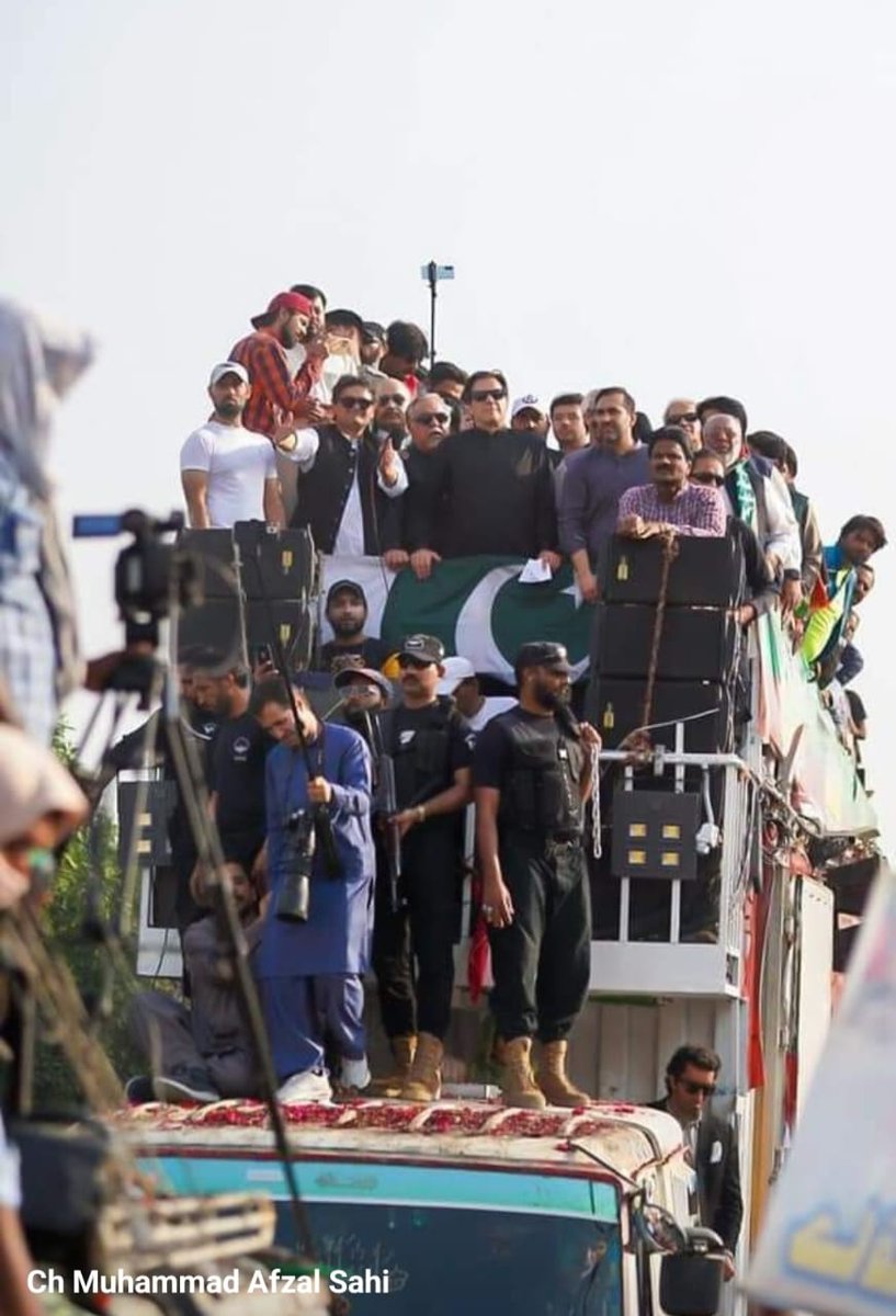 جس دھج سے کوئی مقتل میں گیا وہ شان سلامت رہتی ہے،
یہ جان تو آنی جانی ہے اس جان کی تو کوئی بات نہیں — فیض احمد فیض
#عمران_خان_ہماری_ریڈ_لاین_ہے