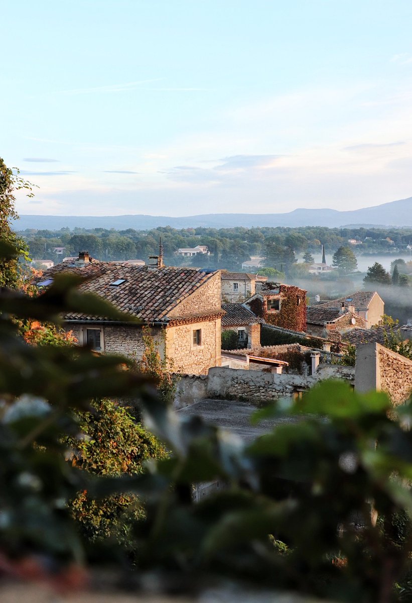 À Grignan 🏡 en Drôme Provençale. 
Son château est incontournable. 🏰
Un lieu idéal en automne 🍂 
.
#gitesdefrancedrome #grignan #partirici #MagnifiqueFrance #Baladesympa