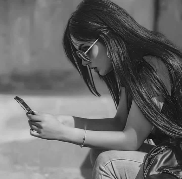 💞
شدني شوقي إليك
فحملت هاتفي كي أخبرك بمدى اشتياقي
حينها تذكرت آخر حوار دار بيننا
وآخر كلماتگ
التي كانت خاتمة حكايتنا التي لم تبدأ بعد
كلمات جحدت فيها كل المشاعر والاعترافات
والوعود التي كانت تجمعنا
فتراجعت وأغلقت هاتفي
وعدتُ لعملي …
#لأحدهم
#رسالة_اليوم 
#هنووو***