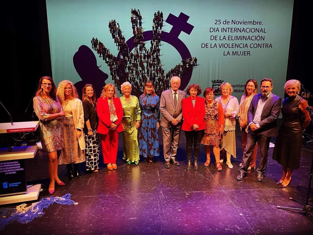ruthparticipa's tweet photo. Esta tarde en la entrega de Premios del #25N Día Internacional de la Eliminación de la Violencia contra la Mujer! Enhorabuena al IES Santa Bárbara, al Colegio de Psicología de Andalucía Oriental y a Lourdes García, presidenta de la Audiencia provincial! #premiadas https://t.co/Hs4Na3Tcdt