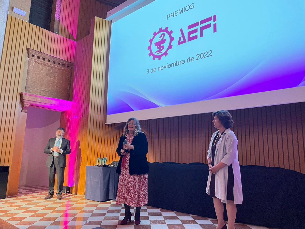 AEFI_es's tweet photo. Recoge el premio la propia Ana Viñas del Castillo, técnico de la División de Gestión de Procedimientos de Registro, Dpto. de Medicamentos UH, AEMPS

#IIIEdicionPremiosAEFI https://t.co/gHmYOu8YEN