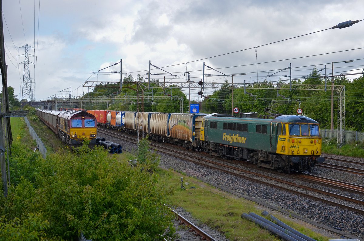 86614 flies past 66110, which was shunting at Jaguar Landrover, at Halewood with the 4K64 11:46 Garston FLT to Crewe Basford Hall service. Cant quite understand how its been 7 years since this was taken! 19/05/2015. #BritishRail #Class86