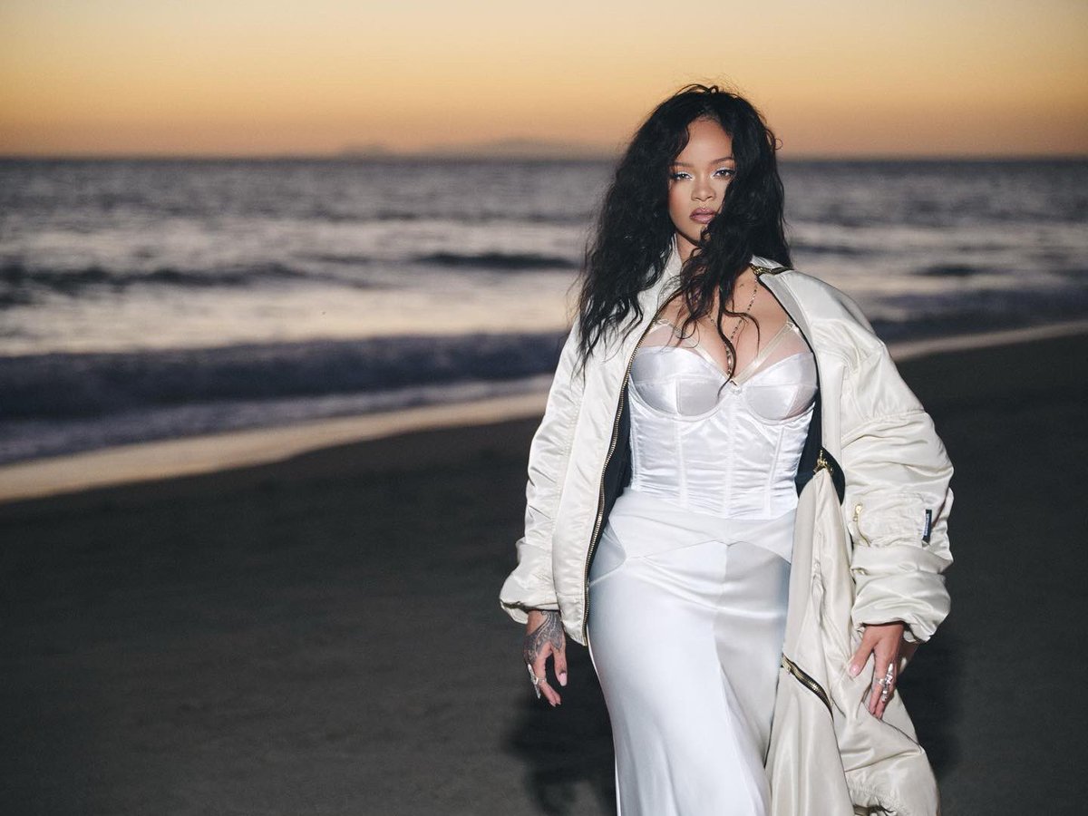 Rihanna tweet media