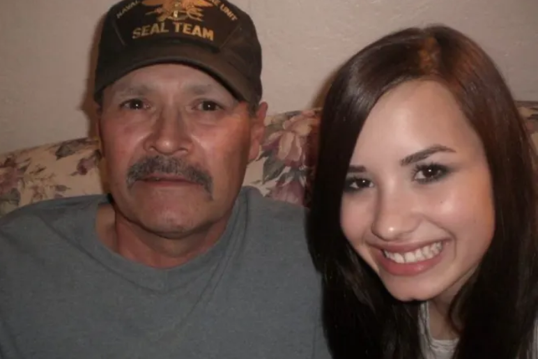 valerieshousefl's tweet photo. Death doesn't discriminate. Even the most successful influencers experience loss 💔

@ddlovato lost her father to cancer when she was only 21 years old. The death of her dad significantly impacted her as she entered her early twenties.
---
#DemiLovato #Loss #GrievingEverything https://t.co/PNw3h2otD0