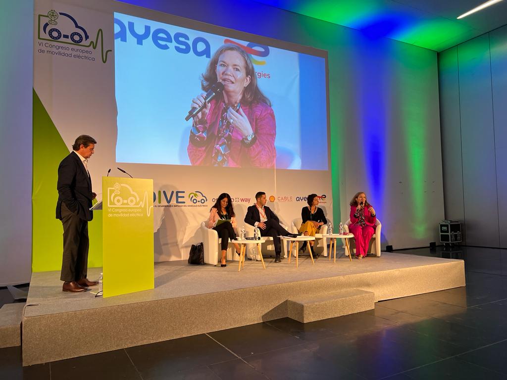 BarterEnergy's tweet photo. 📢Nuestra CEO @IsabelReija ha participado en el Congreso #CEVE2022 de @asociacionaedive en la mesa 'Comunidades Energéticas Locales en la movilidad eléctrica' 🚗🌞
#ThePowerOfSharing #electromovilidad #comunidadenergetica #electricidadsolar #CompartiendoElSol #Sevilla https://t.co/UIm3FTNt39