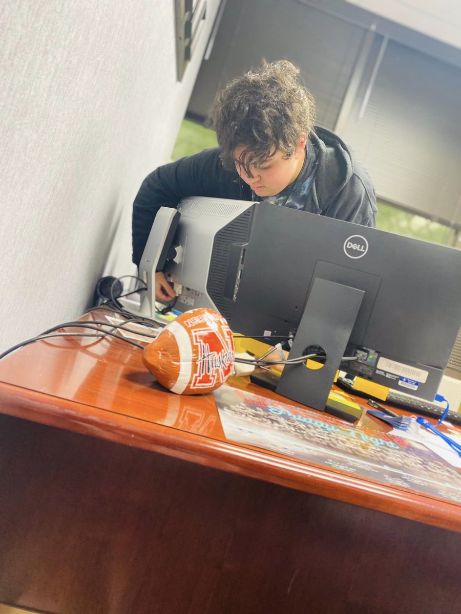 AllenSTEAM's tweet image. Computer Technician Practicum students working on IT tickets alongside IT staff, great experience. #webeforeme #STEAM @mrsjang21