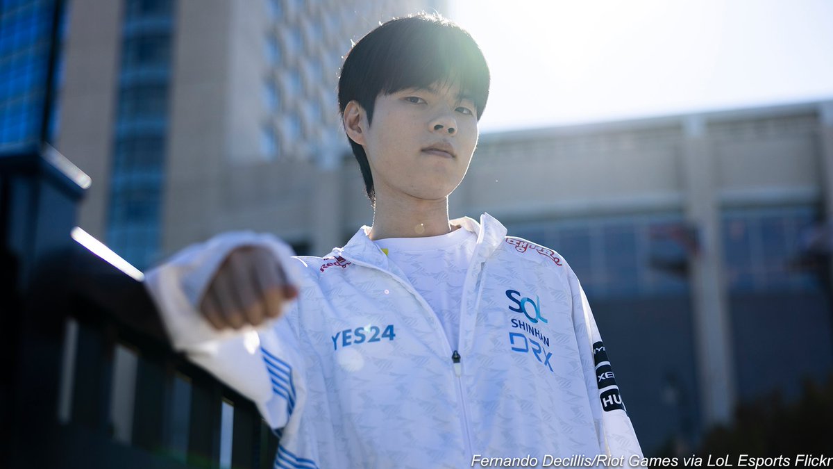 ADC matchup of the year 🙌 

Gumayusi’s Semifinals stats:
⚔️ KDA - 6.0
🗡️ AVG DPM - 915.6
💪 DMG Share - 33.7%

Deft’s Semifinals stats:
⚔️ KDA - 5.4
🗡️ AVG DPM - 527.2
💪 DMG Share - 28.4%

#T1WIN #T1Fighting #DRXWIN #GoDRX  #Worlds2022