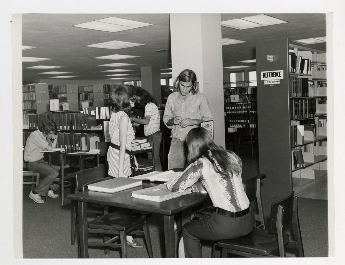 FAUJupiterLib's tweet photo. #TBT Students at FAU Libraries, 1960-1980s. 
#academiclibrary #faulibraries https://t.co/NqmIr6IYvG