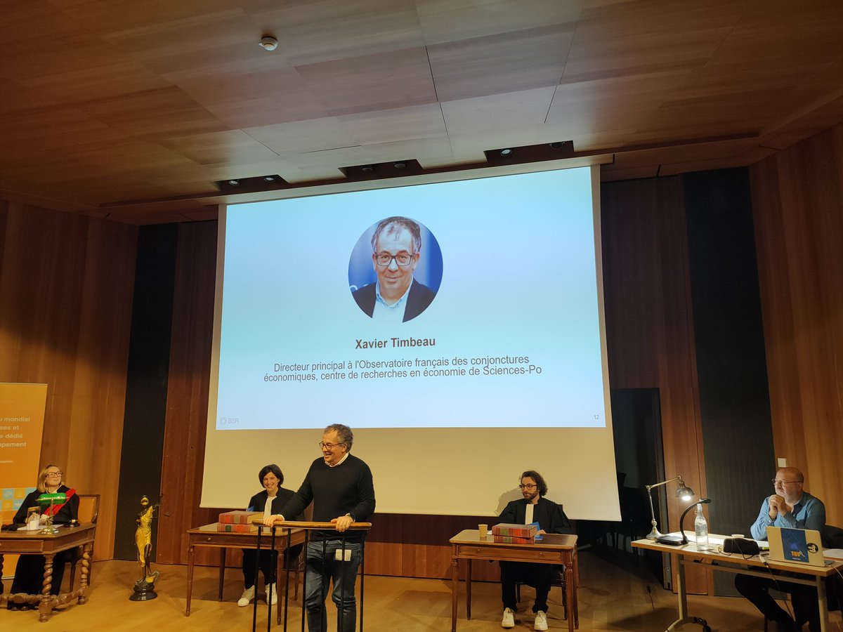 ShinyTheresa's tweet photo. #croissance ou #decroissance ? Quel beau débat avec @VinczeDegrowth @FannyParise et @XTimbeau à la barre de @BSRnews #BsrConnect ce soir ! https://t.co/SqGmNEoJuy