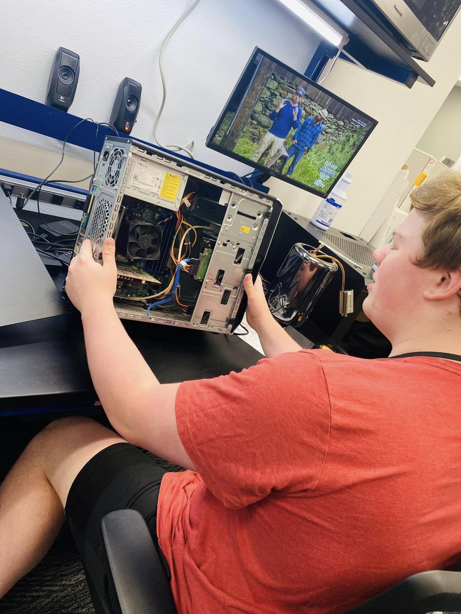 AllenSTEAM's tweet image. Computer Technician Practicum students working on IT tickets alongside IT staff, great experience. #webeforeme #STEAM @mrsjang21