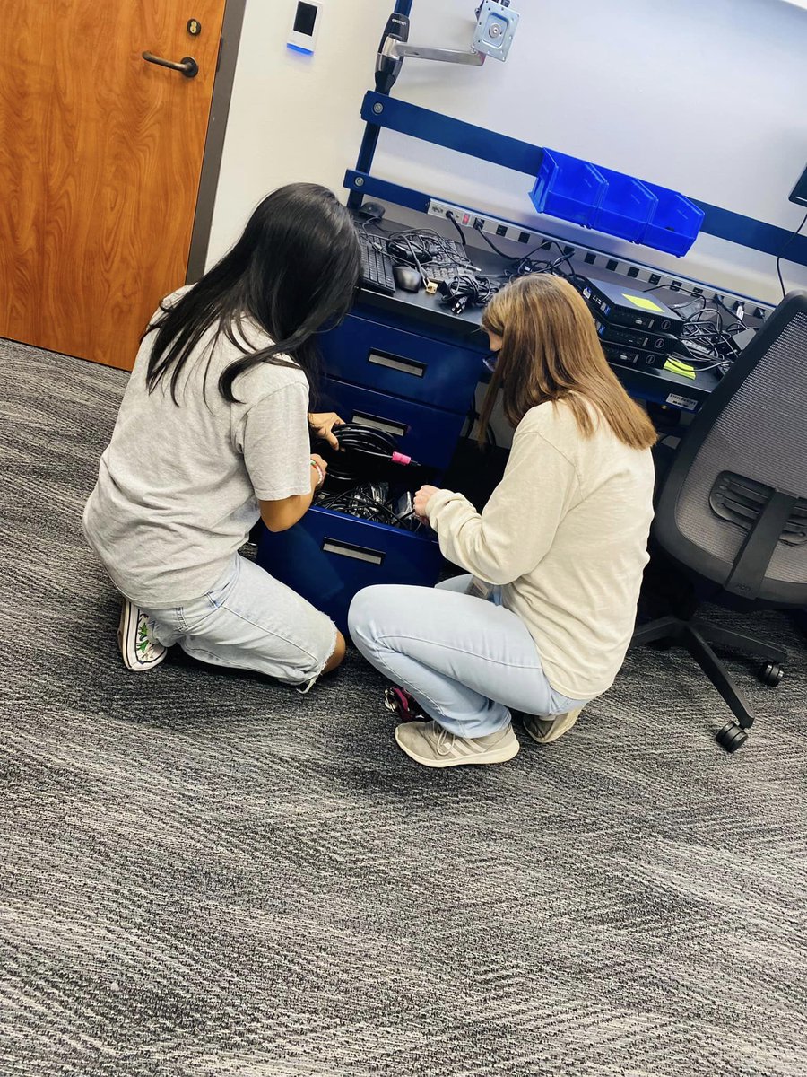 AllenSTEAM's tweet image. Computer Technician Practicum students working on IT tickets alongside IT staff, great experience. #webeforeme #STEAM @mrsjang21