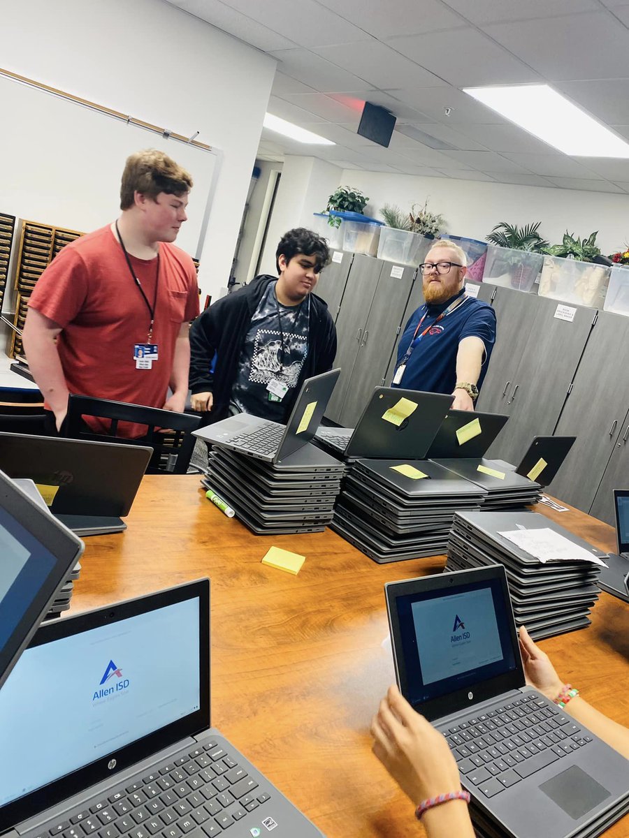 AllenSTEAM's tweet image. Computer Technician Practicum students working on IT tickets alongside IT staff, great experience. #webeforeme #STEAM @mrsjang21