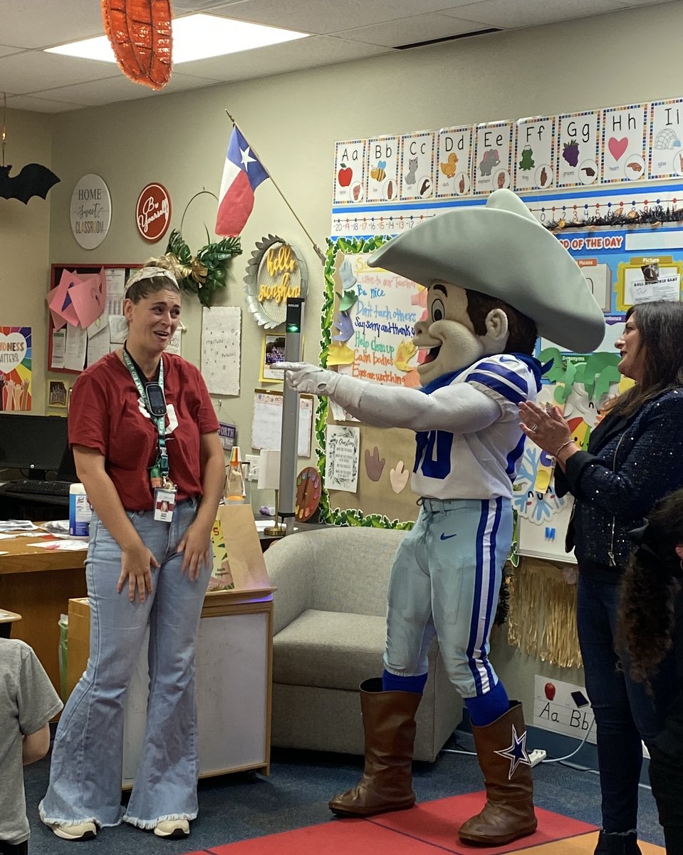 Through the #CowboysClassActs program powered by Reliant, we join the @dallascowboys in celebrating Ms. Glass a teacher of the Deaf and Hard of hearing. Her ability to break down communication barriers is so impactful. @ArlingtonISD is lucky to have you, Ms. Glass! 🍎🌟