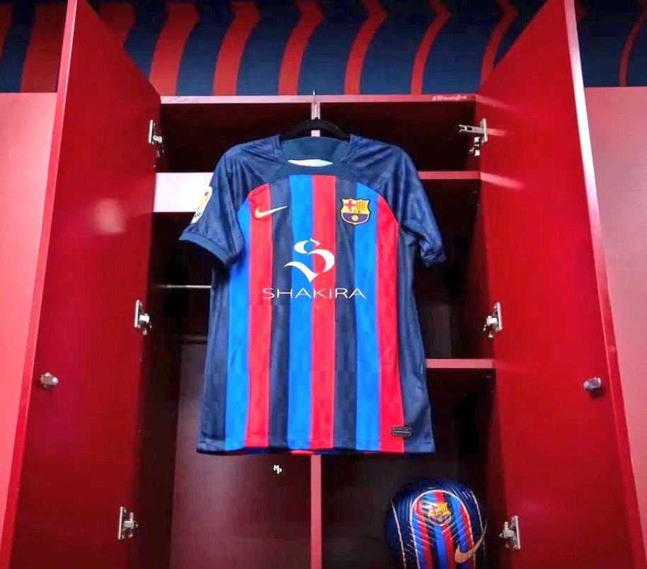 ElSiesoDeTuiter's tweet photo. Shakira acaba de retirar a Piqué del fútbol. 

Es el Epic Win más antológico que han presenciado mis ojos. https://t.co/R6d9VJ0kmX