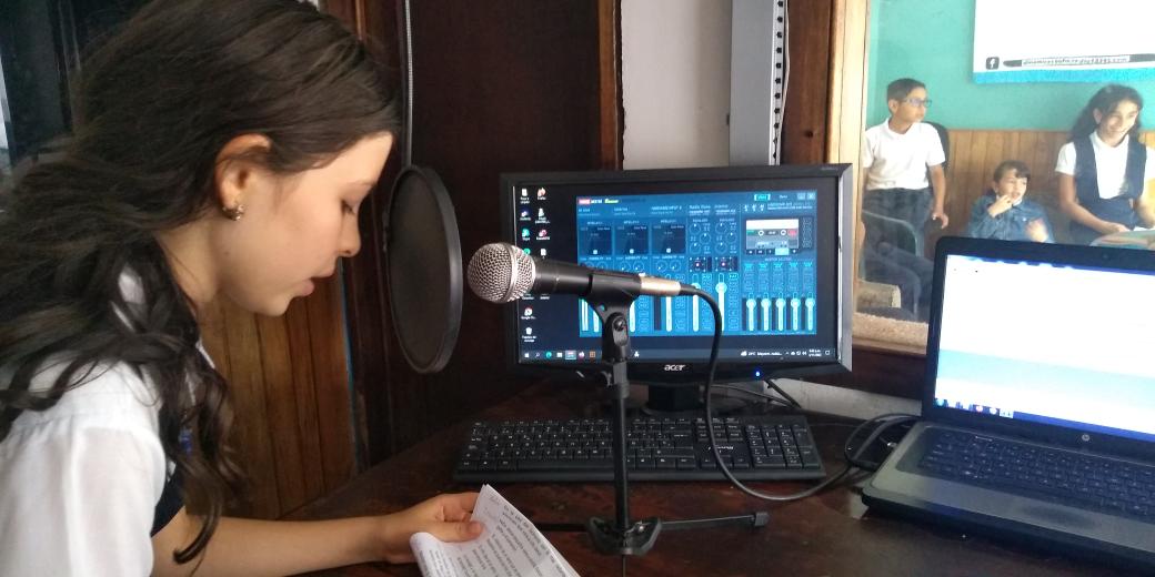 Grabación de Mensaje Navideño en la Emisora Dinámica 106.7 FM. @MPPEDUCACION <a href="/_LaAvanzadora/">Yelitze Santaella</a> @ZonaEducTachira <a href="/Berzabethg1/">Berzabethgandicaoficial</a> <a href="/Crazet2011/">Crazet2011</a> <a href="/CraUribante/">Circuito 4 Municipio Uribante</a> @RedEducUribante @dinamica106fm