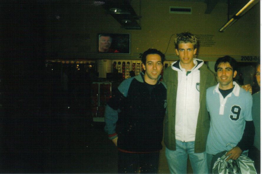 Germanpliego's tweet photo. @3gerardpique Hace 18 años te encontramos en la tienda del Manchester United. Nos escuchaste hablar en español y no dudaste en preguntarnos y charlar con nosotros. Era uno de tus primeros días en Manchester. Todos estos años alardeábamos de esta foto, Enhorabuena Crack! Gracias Leyenda!!! https://t.co/IpRLAsAJKa