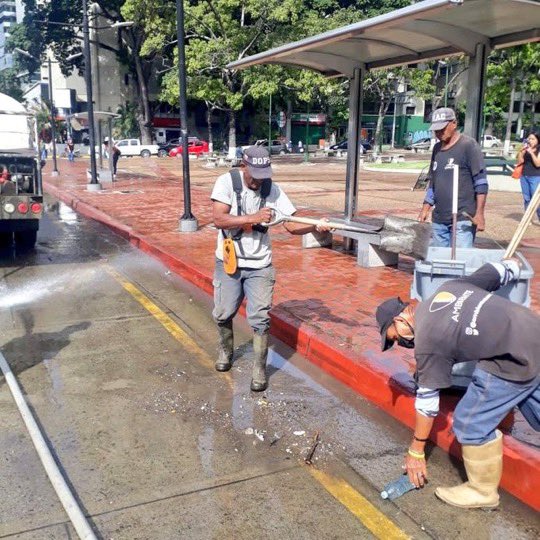 RCR750's tweet photo. #Arreglan personal de la alcaldía del municipio Chacao, Miranda realizó labores de recuperación en zonas afectadas por accidente de tránsito en la plaza Francia de Altamira. https://t.co/8reG1AEA9Y