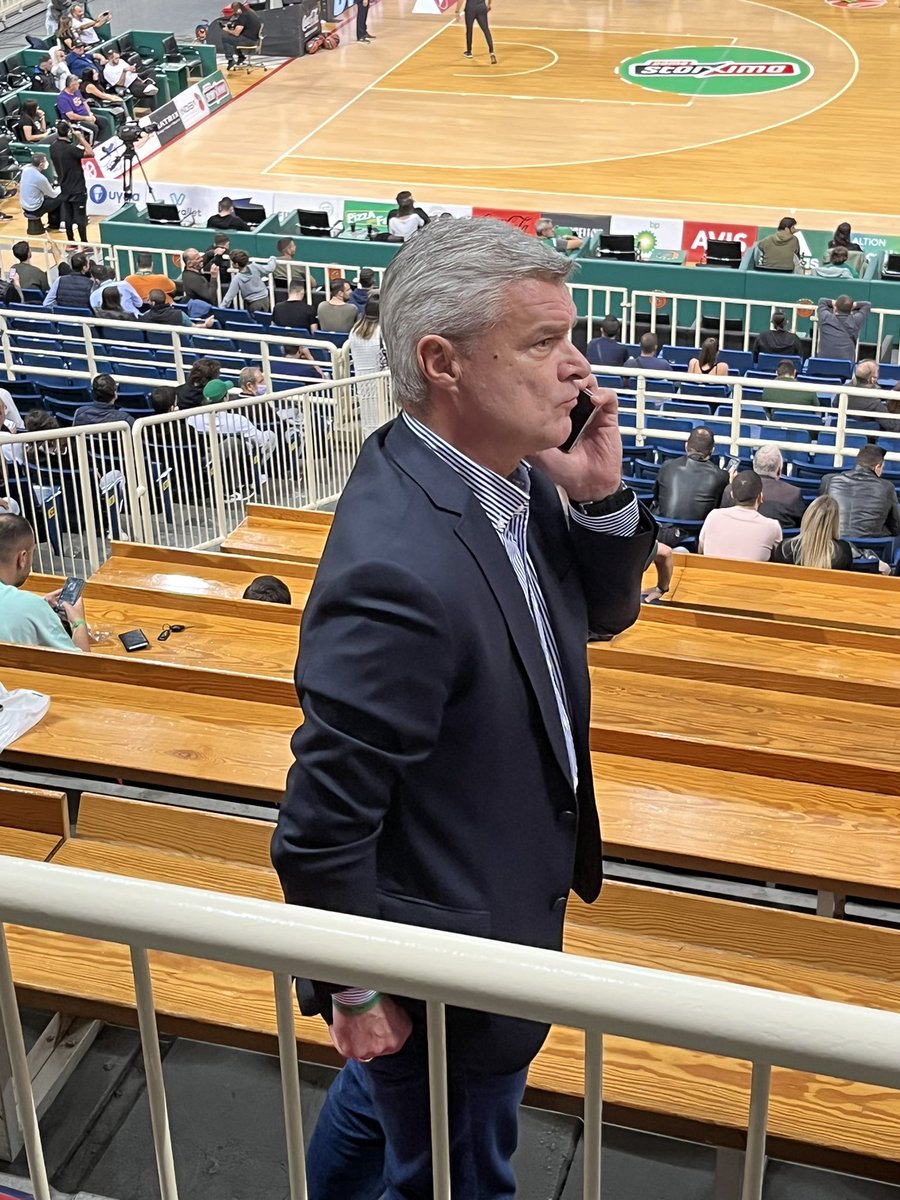 BNsportsGr's tweet photo. Παρουσία Κριστόφ Βαζέχα στο κλειστό των Ολυμπιακών Εγκαταστάσεων για την αναμέτρηση του Παναθηναϊκού με την Παρτιζάν και την 6η αγωνιστική της EuroLeague!
#BNSportsgr #paobc #pao #Panathinaikos #KrzysztofWarzycha #Warzycha #PAOPAR #EuroLeague https://t.co/LyYB6pyWVs